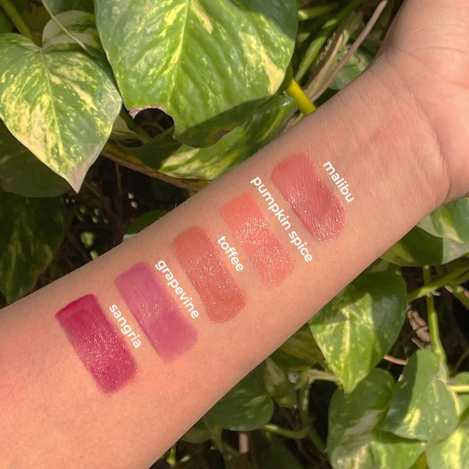 Ruby's Organics Lip Oil Gloss for Women & Girls, All Skin Tones, Moisturizing, Long Lasting, Non Sticky and Non Drying Formula, Glossy Texture, Natural Lip Makeup, Paraben Free - Malibu, 6.5ml